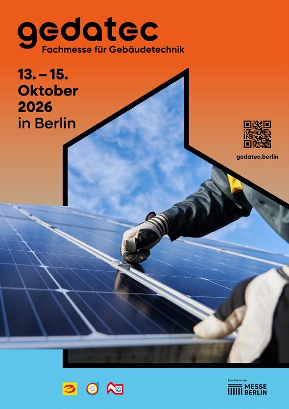 Plakat der gedatec, Fachmesse für Gebäudetechnik, 13. bis 15. Oktober 2026 in Berlin: Hände montieren ein Photovoltaikmodul vor blauem Himmel.